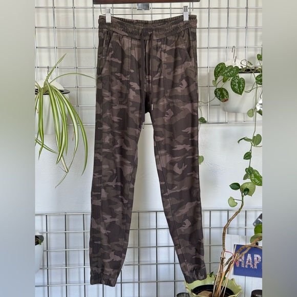 Athleta Farallon camo joggers 0 - Picture 1 of 6